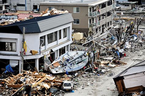 Der Tōhoku-Erdbeben und Tsunami von 2011: Eine Katastrophe des 21. Jahrhunderts mit weitreichenden Folgen für die japanische Gesellschaft und Energiepolitik